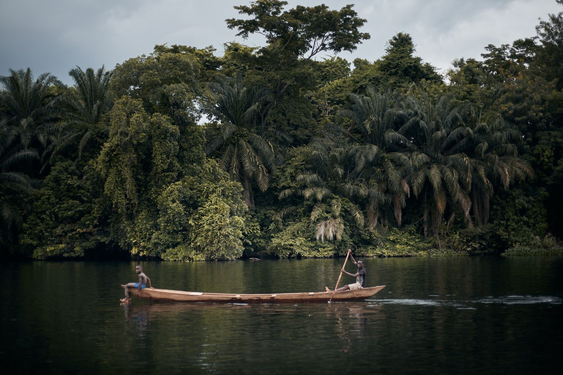 Piragua navegant per un riu de la selva del Gabon
