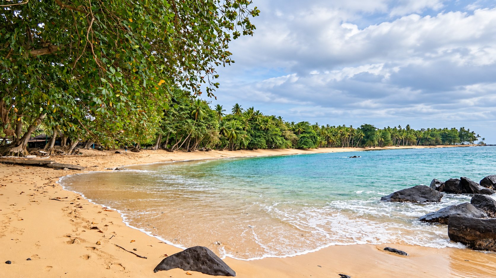 Platja d'aigües turqueses a São Tomé