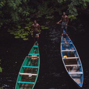 Piragua prop d'una cascada a Gabon