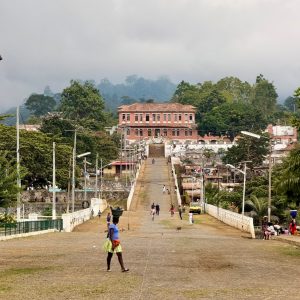 Carrer amb edifici colonial a São Tomé