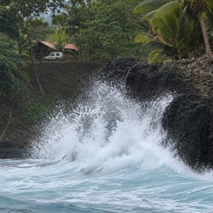 Onada trencant-se contra les roques volcàniques de São Tomé