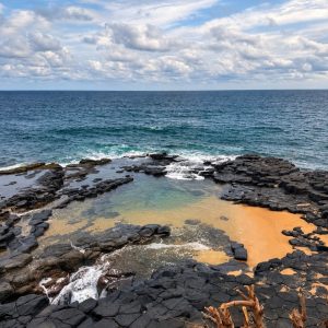 Piscina natural entre roques volcàniques a São Tomé
